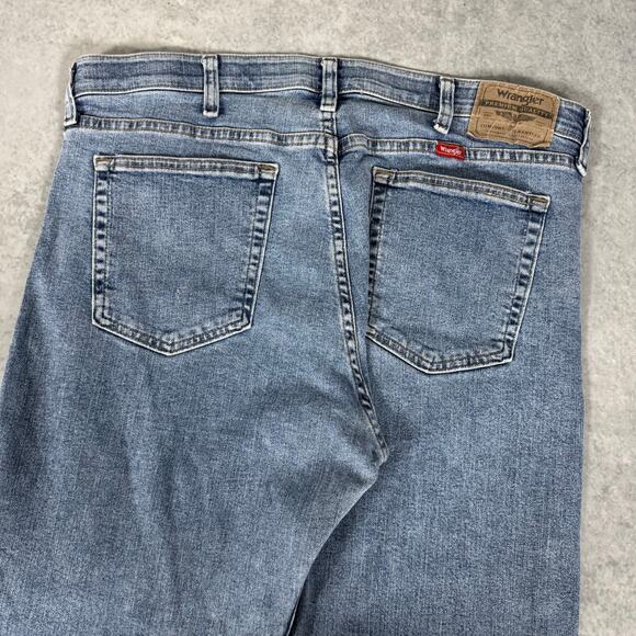 Wrangler Relaxed Fit Straight Leg Denim Medium Wash Jeans - Size: 34x30 - Picture 7 of 8